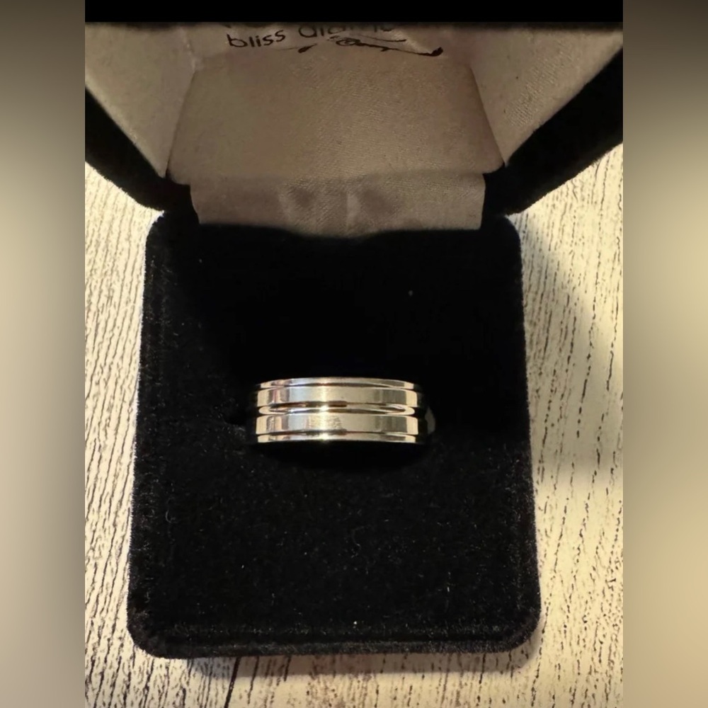Stainless Steel Men's Ring Silver Plain Beveled Wedding Band (Size 7)